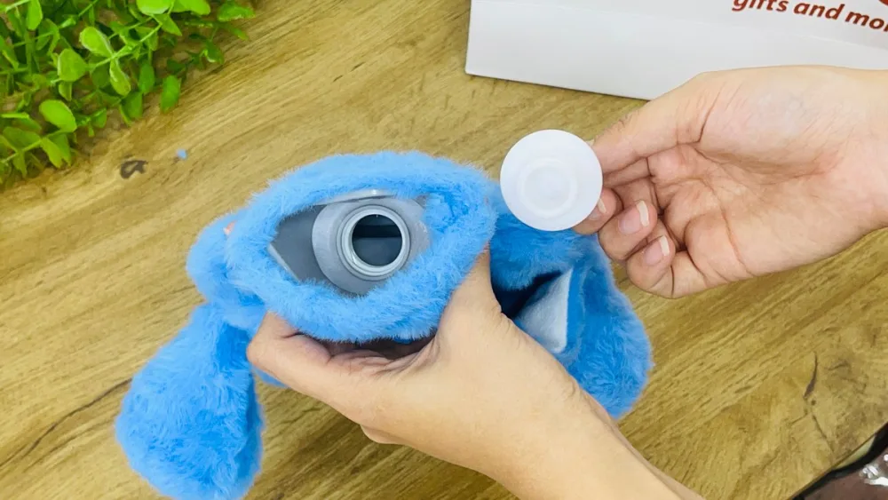 Yumşaq Örtüklü İsti Su Torbası – Stitch Mavi , 1 L