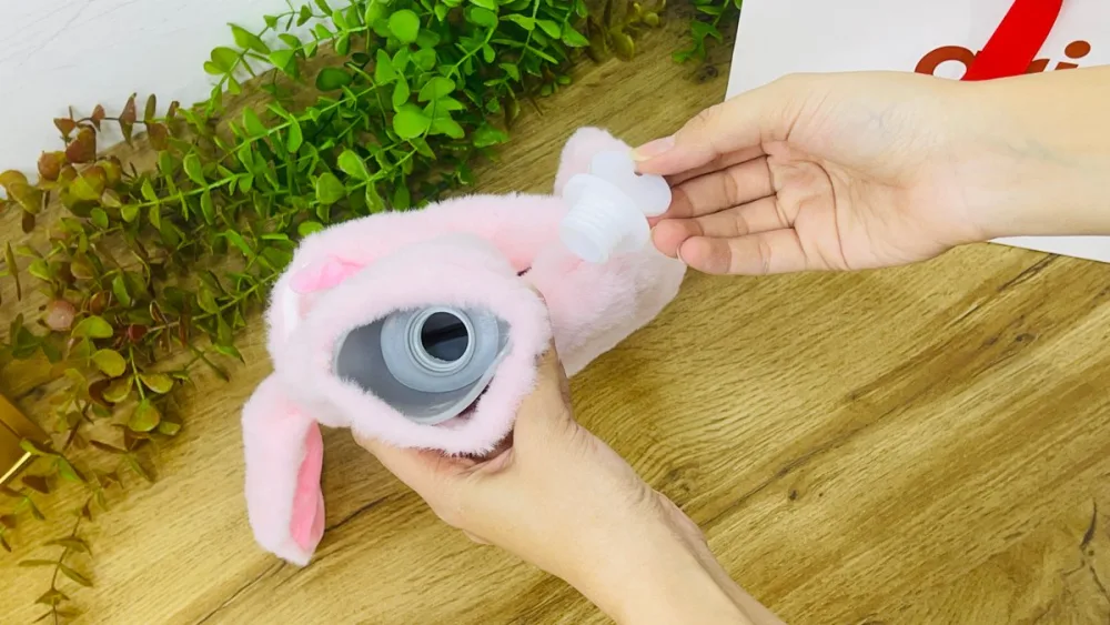 Yumşaq Örtüklü İsti Su Torbası – Stitch Çəhrayı Angel, 1 L