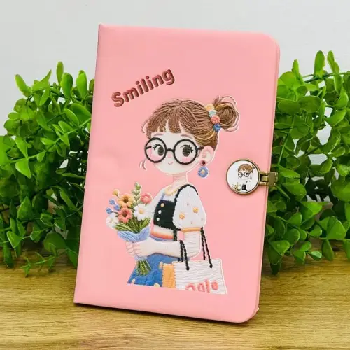 ÇƏHRAYI BLOKNOT SMİLİNG QIZ ƏLİNDƏ BUKET