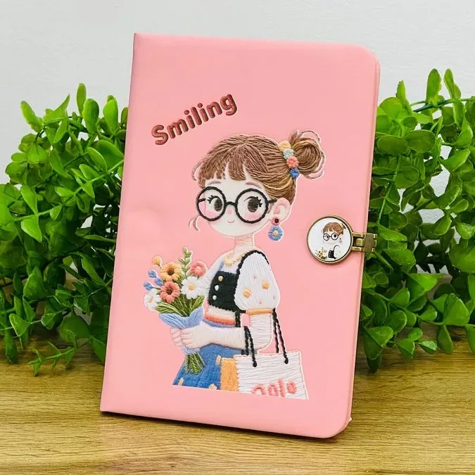ÇƏHRAYI BLOKNOT SMİLİNG QIZ ƏLİNDƏ BUKET