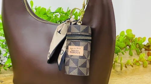 Naxışlı Pomada Qabı Charm Brelok– Qəhvəyi