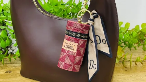 Naxışlı Pomada Qabı Charm Brelok– Bordo