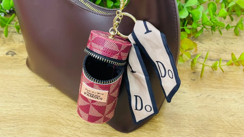 Naxışlı Pomada Qabı Charm Brelok– Bordo, Bordo