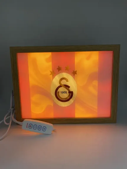 Galatasaray futbol klubu dizaynlı böyük 4D çərçivə lampa – Qalatasaray azarkeşinə fərqli hədiyyə! ✨ Özəlliklər: Ölçü: 22 sm x 16 sm – böyük və göz oxşayan ölçü. Rəng: Galatasarayın canlı və enerjili rəngləri ilə, hər məkanda fərqlənəcək dizayn. Naqildəki düyməyə basaraq işığın rəng tonunu dəyişmək mümkündür. Dizayn: Galatasaray klubu ilə əlaqəli 4D effektli çərçivə – komanda ruhunu və sevgisini hiss etdirən unikal bir dekor. Material: Yüksək keyfiyyətli və uzunömürlü materiallardan hazırlanıb, həm şık, həm də davamlıdır. Niyə seçməlisiniz? Komanda Ruhunu Yansıdın: Galatasaray fanatları üçün əvəzsiz bir əlavə. Mükəmməl Bəzək: Otağınızda həm şıklıq, həm də enerjili bir atmosfer yaradır. Funksional və Şık: İşıqlandırma funksiyası ilə həm dekorativ, həm də praktiki istifadə üçün ideal. Hədiyyəlik: Galatasaray sevərləri üçün həm mənalı, həm də xüsusi bir hədiyyə. İstifadə sahələri: Ev dekoru: Galatasaray sevgisini hər an yaşamaq üçün evinizdə mükəmməl bir əlavə. Hədiyyə: Galatasaray sevən dostlarınıza, ailənizə və ya özünüzə əla bir hədiyyə. ✨ Galatasaray futbol klubu dizaynlı böyük 4D çərçivə lampa ilə sevginizi və komanda ruhunuzu hər yerdə yaşayın! ✨