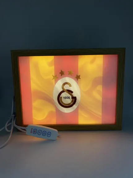 Galatasaray futbol klubu dizaynlı böyük 4D çərçivə lampa – Qalatasaray azarkeşinə fərqli hədiyyə! ✨ Özəlliklər: Ölçü: 22 sm x 16 sm – böyük və göz oxşayan ölçü. Rəng: Galatasarayın canlı və enerjili rəngləri ilə, hər məkanda fərqlənəcək dizayn. Naqildəki düyməyə basaraq işığın rəng tonunu dəyişmək mümkündür. Dizayn: Galatasaray klubu ilə əlaqəli 4D effektli çərçivə – komanda ruhunu və sevgisini hiss etdirən unikal bir dekor. Material: Yüksək keyfiyyətli və uzunömürlü materiallardan hazırlanıb, həm şık, həm də davamlıdır. Niyə seçməlisiniz? Komanda Ruhunu Yansıdın: Galatasaray fanatları üçün əvəzsiz bir əlavə. Mükəmməl Bəzək: Otağınızda həm şıklıq, həm də enerjili bir atmosfer yaradır. Funksional və Şık: İşıqlandırma funksiyası ilə həm dekorativ, həm də praktiki istifadə üçün ideal. Hədiyyəlik: Galatasaray sevərləri üçün həm mənalı, həm də xüsusi bir hədiyyə. İstifadə sahələri: Ev dekoru: Galatasaray sevgisini hər an yaşamaq üçün evinizdə mükəmməl bir əlavə. Hədiyyə: Galatasaray sevən dostlarınıza, ailənizə və ya özünüzə əla bir hədiyyə. ✨ Galatasaray futbol klubu dizaynlı böyük 4D çərçivə lampa ilə sevginizi və komanda ruhunuzu hər yerdə yaşayın! ✨