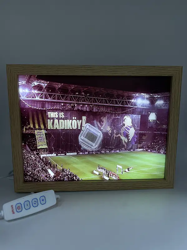 Fenerbahçe futbol klubu dizaynlı böyük 4D çərçivə lampa – Fenerbahçe azarkeşinə fərqli hədiyyə! ✨ Özəlliklər: Ölçü: 22 sm x 16 sm – böyük və göz oxşayan ölçü. Rəng: Fenerbahçenin canlı və enerjili rəngləri ilə, hər məkanda fərqlənəcək dizayn. Dizayn: Fenerbahçe klubu ilə əlaqəli 4D effektli çərçivə – komanda ruhunu və sevgisini hiss etdirən unikal bir dekor. Material: Yüksək keyfiyyətli və uzunömürlü materiallardan hazırlanıb, həm şık, həm də davamlıdır. Niyə seçməlisiniz? Komanda Ruhunu Yansıdın: Fenerbahçe fanatları üçün əvəzsiz bir əlavə. Mükəmməl Bəzək: Otağınızda həm şıklıq, həm də enerjili bir atmosfer yaradır. Funksional və Şık: İşıqlandırma funksiyası ilə həm dekorativ, həm də praktiki istifadə üçün ideal. Hədiyyəlik: Fenerbahçe sevərləri üçün həm mənalı, həm də xüsusi bir hədiyyə. İstifadə sahələri: Ev dekoru: Fenerbahçe sevgisini hər an yaşamaq üçün evinizdə mükəmməl bir əlavə. Hədiyyə: Fenerbahçe sevən dostlarınıza, ailənizə və ya özünüzə əla bir hədiyyə. ✨ Fenerbahçe futbol klubu dizaynlı böyük 4D çərçivə lampa ilə sevginizi və komanda ruhunuzu hər yerdə yaşayın! ✨