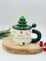 YENİ İL MERRY CHRİSTMAS YAZILI YOLKA DİZAYNLI YAŞIL QAPAQLI QAŞIQLI FİNCAN Həcm: 300 ml Rəng: Yaşıl, krem