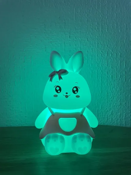 Bantikli dovşan dizaynlı silikon lampa – şirin və rahat gecə işığı! 🐰🎀✨ Uşaqların və böyüklərin otağına mehriban və xoş bir atmosfer bəxş edəcək bu bantikli dovşan dizaynlı silikon gecə lampası həm dekorativ, həm də funksional bir aksesuardır. 🤍 Yumşaq silikon materialı və göz yormayan LED işığı ilə istənilən məkan üçün mükəmməl seçimdir. 💡 Məhsul xüsusiyyətləri: ✅ Material: Ekoloji cəhətdən təmiz, yumşaq və qeyri-toksik silikon ✅ Dizayn: Zərif bantik taxmış sevimli dovşan forması – uşaqların və dekorasiyada incə detallar sevənlərin rəğbətini qazanacaq! 🐰🎀 ✅ İşıqlandırma: Göz yormayan, isti və yumşaq LED işıq ✅ İdarəetmə: Sensor toxunuş texnologiyası ilə tək hərəkətlə açılıb/sönür ✅ Şarj: USB kabel vasitəsilə enerji yığır, naqilsiz və uzun müddət istifadə edilə bilər ✅ Ölçü: 16 sm x 8 sm – kompakt və yüngül, istənilən məkanda istifadə üçün idealdır 🌙 İstifadə üstünlükləri: ✨ Uşaqlar üçün təhlükəsizdir – yumşaq silikon materialı sıxmaq və oynamaq üçün idealdır. ✨ Gözləri qıcıqlandırmayan işıq – gecə rahat yatmaq üçün sakit və isti işıqlandırma yaradır. ✨ Asan idarəetmə – sensor düyməsi ilə tək toxunuşla aktivləşir. ✨ Portativ və naqilsiz dizayn – yataq otağı, uşaq otağı və ya səyahətlər üçün mükəmməldir. 🎁 Kimlər üçün idealdır? 🔸 Uşaqlar və körpələr üçün yuxu lampası olaraq mükəmməldir. 🔸 Dovşan sevənlər və dekorasiyasında sevimli detallara üstünlük verənlər üçün ideal seçimdir. 🔸 Sevimli və funksional hədiyyə axtaranlar üçün əla seçimdir! 🎀 Bu bantikli dovşan dizaynlı silikon lampanı indi sifariş edin və gecələrinizi daha rahat və sevimli edin! 🐰🎀✨