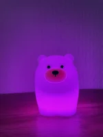 Ayı dizaynlı silikon lampa – İsti ab-hava yaratmaq indi daha asandır! 🐻✨ Uşaqların və böyüklərin otağına mehriban bir atmosfer qatacaq ayı dizaynlı yumşaq silikon gecə lampası, həm dekorativ, həm də funksional bir aksesuardır. 🤎 Yumşaq və sıxıla bilən silikon materialı ilə təhlükəsizdir, göz yormayan LED işığı isə rahat bir işıqlandırma təmin edir. 💡 Məhsul xüsusiyyətləri: ✅ Material: Ekoloji cəhətdən təmiz, yumşaq və qeyri-toksik silikon ✅ Dizayn: Sevimli və minimalist ayı forması – uşaqların və heyvansevərlərin favorit lampası! 🐻 ✅ İşıqlandırma: Göz yormayan, isti və yumşaq LED işıq ✅ İdarəetmə: Sensor toxunuş texnologiyası ilə tək hərəkətlə açılıb/sönür ✅ Şarj: USB kabel vasitəsilə enerji yığır, naqilsiz və uzun müddət istifadə edilə bilər ✅ Ölçü: 7 sm x 13 sm – kompakt və yüngül, hər məkana uyğun 🌙 İstifadə üstünlükləri: ✨ Uşaqlar üçün təhlükəsizdir – yumşaq silikon materialı sıxmaq və oynamaq üçün idealdır. ✨ Gözləri qıcıqlandırmayan işıq – yuxudan əvvəl rahatlamaq üçün sakit və isti işıqlandırma yaradır. ✨ Asan idarəetmə – sensor düyməsi ilə tək toxunuşla aktivləşir. ✨ Portativ və naqilsiz dizayn – yataq otağı, uşaq otağı və ya səyahətlər üçün mükəmməldir. ✨ Rahatlaşdırıcı və xoş işıqlandırma – axşam saatlarında mükəmməl yoldaş! 🎁 Kimlər üçün idealdır? 🔸 Uşaqlar və körpələr üçün gecə lampası olaraq əla seçimdir. 🔸 Minimalist və rahat interyer sevənlər üçün dekorativ aksesuardır. 🔸 Hədiyyə axtaranlar üçün sevimli və funksional seçimdir! 🎀 Bu şirin ayı dizaynlı silikon lampanı indi sifariş edin və gecələrinizi daha isti və mehriban edin!