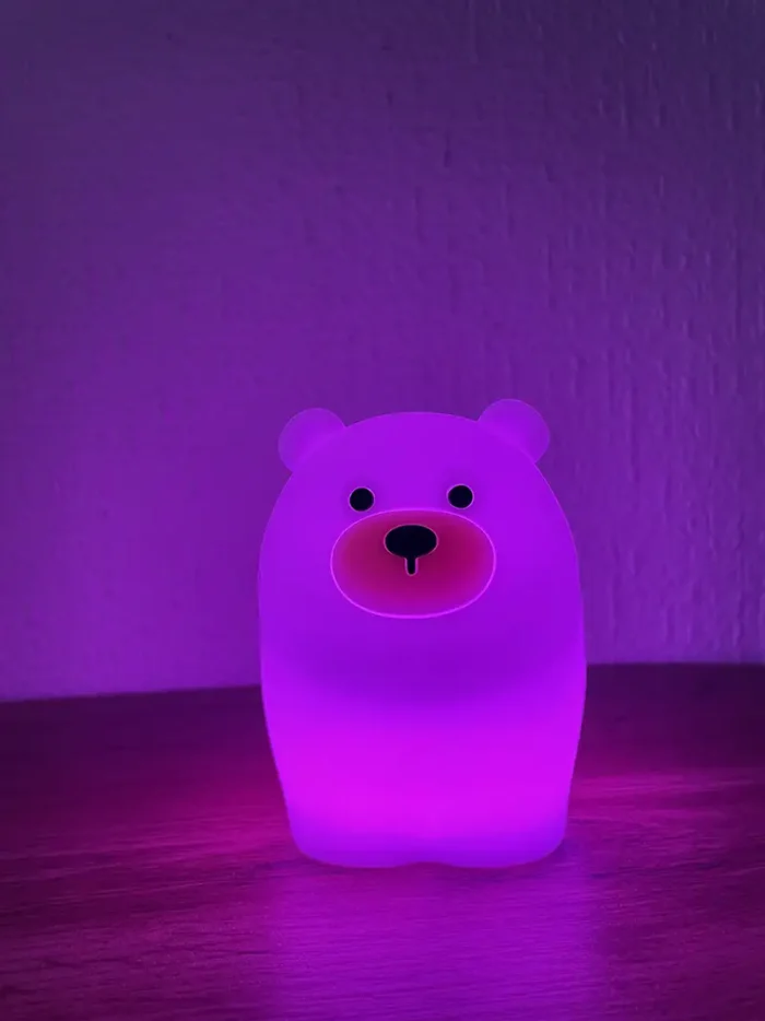 Ayı dizaynlı silikon lampa – İsti ab-hava yaratmaq indi daha asandır! 🐻✨ Uşaqların və böyüklərin otağına mehriban bir atmosfer qatacaq ayı dizaynlı yumşaq silikon gecə lampası, həm dekorativ, həm də funksional bir aksesuardır. 🤎 Yumşaq və sıxıla bilən silikon materialı ilə təhlükəsizdir, göz yormayan LED işığı isə rahat bir işıqlandırma təmin edir. 💡 Məhsul xüsusiyyətləri: ✅ Material: Ekoloji cəhətdən təmiz, yumşaq və qeyri-toksik silikon ✅ Dizayn: Sevimli və minimalist ayı forması – uşaqların və heyvansevərlərin favorit lampası! 🐻 ✅ İşıqlandırma: Göz yormayan, isti və yumşaq LED işıq ✅ İdarəetmə: Sensor toxunuş texnologiyası ilə tək hərəkətlə açılıb/sönür ✅ Şarj: USB kabel vasitəsilə enerji yığır, naqilsiz və uzun müddət istifadə edilə bilər ✅ Ölçü: 7 sm x 13 sm – kompakt və yüngül, hər məkana uyğun 🌙 İstifadə üstünlükləri: ✨ Uşaqlar üçün təhlükəsizdir – yumşaq silikon materialı sıxmaq və oynamaq üçün idealdır. ✨ Gözləri qıcıqlandırmayan işıq – yuxudan əvvəl rahatlamaq üçün sakit və isti işıqlandırma yaradır. ✨ Asan idarəetmə – sensor düyməsi ilə tək toxunuşla aktivləşir. ✨ Portativ və naqilsiz dizayn – yataq otağı, uşaq otağı və ya səyahətlər üçün mükəmməldir. ✨ Rahatlaşdırıcı və xoş işıqlandırma – axşam saatlarında mükəmməl yoldaş! 🎁 Kimlər üçün idealdır? 🔸 Uşaqlar və körpələr üçün gecə lampası olaraq əla seçimdir. 🔸 Minimalist və rahat interyer sevənlər üçün dekorativ aksesuardır. 🔸 Hədiyyə axtaranlar üçün sevimli və funksional seçimdir! 🎀 Bu şirin ayı dizaynlı silikon lampanı indi sifariş edin və gecələrinizi daha isti və mehriban edin!