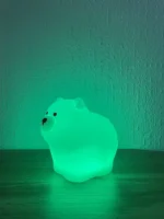 Ayı dizaynlı silikon lampa – İsti ab-hava yaratmaq indi daha asandır! 🐻✨ Uşaqların və böyüklərin otağına mehriban bir atmosfer qatacaq ayı dizaynlı yumşaq silikon gecə lampası, həm dekorativ, həm də funksional bir aksesuardır. 🤎 Yumşaq və sıxıla bilən silikon materialı ilə təhlükəsizdir, göz yormayan LED işığı isə rahat bir işıqlandırma təmin edir. 💡 Məhsul xüsusiyyətləri: ✅ Material: Ekoloji cəhətdən təmiz, yumşaq və qeyri-toksik silikon ✅ Dizayn: Sevimli və minimalist ayı forması – uşaqların və heyvansevərlərin favorit lampası! 🐻 ✅ İşıqlandırma: Göz yormayan, isti və yumşaq LED işıq ✅ İdarəetmə: Sensor toxunuş texnologiyası ilə tək hərəkətlə açılıb/sönür ✅ Şarj: USB kabel vasitəsilə enerji yığır, naqilsiz və uzun müddət istifadə edilə bilər ✅ Ölçü: 7 sm x 13 sm – kompakt və yüngül, hər məkana uyğun 🌙 İstifadə üstünlükləri: ✨ Uşaqlar üçün təhlükəsizdir – yumşaq silikon materialı sıxmaq və oynamaq üçün idealdır. ✨ Gözləri qıcıqlandırmayan işıq – yuxudan əvvəl rahatlamaq üçün sakit və isti işıqlandırma yaradır. ✨ Asan idarəetmə – sensor düyməsi ilə tək toxunuşla aktivləşir. ✨ Portativ və naqilsiz dizayn – yataq otağı, uşaq otağı və ya səyahətlər üçün mükəmməldir. ✨ Rahatlaşdırıcı və xoş işıqlandırma – axşam saatlarında mükəmməl yoldaş! 🎁 Kimlər üçün idealdır? 🔸 Uşaqlar və körpələr üçün gecə lampası olaraq əla seçimdir. 🔸 Minimalist və rahat interyer sevənlər üçün dekorativ aksesuardır. 🔸 Hədiyyə axtaranlar üçün sevimli və funksional seçimdir! 🎀 Bu şirin ayı dizaynlı silikon lampanı indi sifariş edin və gecələrinizi daha isti və mehriban edin! 🐻✨