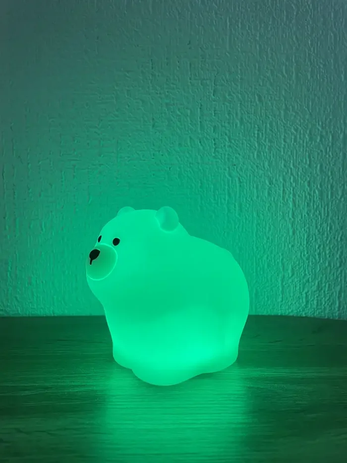 Ayı dizaynlı silikon lampa – İsti ab-hava yaratmaq indi daha asandır! 🐻✨ Uşaqların və böyüklərin otağına mehriban bir atmosfer qatacaq ayı dizaynlı yumşaq silikon gecə lampası, həm dekorativ, həm də funksional bir aksesuardır. 🤎 Yumşaq və sıxıla bilən silikon materialı ilə təhlükəsizdir, göz yormayan LED işığı isə rahat bir işıqlandırma təmin edir. 💡 Məhsul xüsusiyyətləri: ✅ Material: Ekoloji cəhətdən təmiz, yumşaq və qeyri-toksik silikon ✅ Dizayn: Sevimli və minimalist ayı forması – uşaqların və heyvansevərlərin favorit lampası! 🐻 ✅ İşıqlandırma: Göz yormayan, isti və yumşaq LED işıq ✅ İdarəetmə: Sensor toxunuş texnologiyası ilə tək hərəkətlə açılıb/sönür ✅ Şarj: USB kabel vasitəsilə enerji yığır, naqilsiz və uzun müddət istifadə edilə bilər ✅ Ölçü: 7 sm x 13 sm – kompakt və yüngül, hər məkana uyğun 🌙 İstifadə üstünlükləri: ✨ Uşaqlar üçün təhlükəsizdir – yumşaq silikon materialı sıxmaq və oynamaq üçün idealdır. ✨ Gözləri qıcıqlandırmayan işıq – yuxudan əvvəl rahatlamaq üçün sakit və isti işıqlandırma yaradır. ✨ Asan idarəetmə – sensor düyməsi ilə tək toxunuşla aktivləşir. ✨ Portativ və naqilsiz dizayn – yataq otağı, uşaq otağı və ya səyahətlər üçün mükəmməldir. ✨ Rahatlaşdırıcı və xoş işıqlandırma – axşam saatlarında mükəmməl yoldaş! 🎁 Kimlər üçün idealdır? 🔸 Uşaqlar və körpələr üçün gecə lampası olaraq əla seçimdir. 🔸 Minimalist və rahat interyer sevənlər üçün dekorativ aksesuardır. 🔸 Hədiyyə axtaranlar üçün sevimli və funksional seçimdir! 🎀 Bu şirin ayı dizaynlı silikon lampanı indi sifariş edin və gecələrinizi daha isti və mehriban edin! 🐻✨