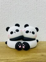 Qucaqlaşan panda silikon lampa – Şirin və isti gecə işığı! 🐼✨ Otağınıza mehriban bir atmosfer qatacaq bu panda qucaqlaşan silikon gecə lampası həm dekorativ, həm də funksional bir aksesuardır. Yumşaq silikon materialı və göz yormayan LED işığı ilə uşaqlar və böyüklər üçün ideal seçimdir. 💡 Məhsul xüsusiyyətləri: ✅ Material: Ekoloji cəhətdən təmiz, yumşaq və qeyri-toksik silikon ✅ Dizayn: Sevimli qucaqlaşan panda forması – rahatlıq və istilik hissi bəxş edir! 🐼 ✅ İşıqlandırma: Gözləri yormayan LED işıq – sakit və isti atmosfer yaradır ✅ İdarəetmə: Sensor texnologiyası ilə tək toxunuşla açılıb/sönür ✅ Şarj: USB kabel vasitəsilə enerji yığır, naqilsiz və uzun müddət istifadə edilə bilər ✅ Ölçü: 8 sm x 12 sm – kompakt və yüngül, istənilən məkanda rahat yerləşdirilə bilər 🌙 İstifadə üstünlükləri: ✨ Təhlükəsiz və rahatdır – yumşaq silikon material sayəsində uşaqlar üçün idealdır. ✨ Gözləri qıcıqlandırmayan LED işıq – rahat yatmaq üçün sakit işıqlandırma yaradır. ✨ Asan idarəetmə – sensor düyməsi ilə istifadəsi çox rahatdır. ✨ Portativ və naqilsiz dizayn – yataq otağı, uşaq otağı və ya səyahətlər üçün mükəmməldir. 🎁 Kimlər üçün idealdır? 🔹 Uşaqlar və körpələr üçün gecə lampası olaraq mükəmməldir. 🔹 Yumşaq işıq sevənlər üçün rahat bir gecə aksessuarıdır. 🔹 Şirin və faydalı hədiyyə axtaranlar üçün əla seçimdir! 🎀 Bu sevimli panda dizaynlı silikon lampanı indi sifariş edin və gecələrinizi daha rahat və mehriban edin!