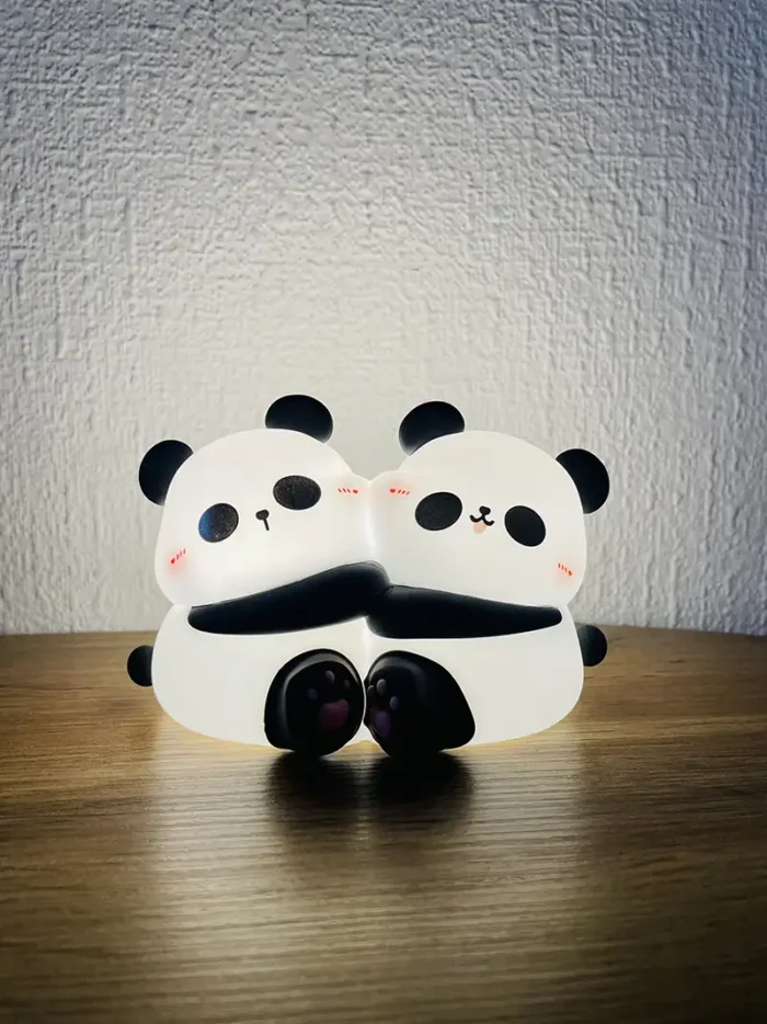 Qucaqlaşan panda silikon lampa – Şirin və isti gecə işığı! 🐼✨ Otağınıza mehriban bir atmosfer qatacaq bu panda qucaqlaşan silikon gecə lampası həm dekorativ, həm də funksional bir aksesuardır. Yumşaq silikon materialı və göz yormayan LED işığı ilə uşaqlar və böyüklər üçün ideal seçimdir. 💡 Məhsul xüsusiyyətləri: ✅ Material: Ekoloji cəhətdən təmiz, yumşaq və qeyri-toksik silikon ✅ Dizayn: Sevimli qucaqlaşan panda forması – rahatlıq və istilik hissi bəxş edir! 🐼 ✅ İşıqlandırma: Gözləri yormayan LED işıq – sakit və isti atmosfer yaradır ✅ İdarəetmə: Sensor texnologiyası ilə tək toxunuşla açılıb/sönür ✅ Şarj: USB kabel vasitəsilə enerji yığır, naqilsiz və uzun müddət istifadə edilə bilər ✅ Ölçü: 8 sm x 12 sm – kompakt və yüngül, istənilən məkanda rahat yerləşdirilə bilər 🌙 İstifadə üstünlükləri: ✨ Təhlükəsiz və rahatdır – yumşaq silikon material sayəsində uşaqlar üçün idealdır. ✨ Gözləri qıcıqlandırmayan LED işıq – rahat yatmaq üçün sakit işıqlandırma yaradır. ✨ Asan idarəetmə – sensor düyməsi ilə istifadəsi çox rahatdır. ✨ Portativ və naqilsiz dizayn – yataq otağı, uşaq otağı və ya səyahətlər üçün mükəmməldir. 🎁 Kimlər üçün idealdır? 🔹 Uşaqlar və körpələr üçün gecə lampası olaraq mükəmməldir. 🔹 Yumşaq işıq sevənlər üçün rahat bir gecə aksessuarıdır. 🔹 Şirin və faydalı hədiyyə axtaranlar üçün əla seçimdir! 🎀 Bu sevimli panda dizaynlı silikon lampanı indi sifariş edin və gecələrinizi daha rahat və mehriban edin!