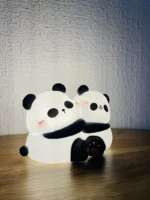 Qucaqlaşan panda silikon lampa – Şirin və isti gecə işığı! 🐼✨ Otağınıza mehriban bir atmosfer qatacaq bu panda qucaqlaşan silikon gecə lampası həm dekorativ, həm də funksional bir aksesuardır. Yumşaq silikon materialı və göz yormayan LED işığı ilə uşaqlar və böyüklər üçün ideal seçimdir. 💡 Məhsul xüsusiyyətləri: ✅ Material: Ekoloji cəhətdən təmiz, yumşaq və qeyri-toksik silikon ✅ Dizayn: Sevimli qucaqlaşan panda forması – rahatlıq və istilik hissi bəxş edir! 🐼 ✅ İşıqlandırma: Gözləri yormayan LED işıq – sakit və isti atmosfer yaradır ✅ İdarəetmə: Sensor texnologiyası ilə tək toxunuşla açılıb/sönür ✅ Şarj: USB kabel vasitəsilə enerji yığır, naqilsiz və uzun müddət istifadə edilə bilər ✅ Ölçü: 8 sm x 12 sm – kompakt və yüngül, istənilən məkanda rahat yerləşdirilə bilər 🌙 İstifadə üstünlükləri: ✨ Təhlükəsiz və rahatdır – yumşaq silikon material sayəsində uşaqlar üçün idealdır. ✨ Gözləri qıcıqlandırmayan LED işıq – rahat yatmaq üçün sakit işıqlandırma yaradır. ✨ Asan idarəetmə – sensor düyməsi ilə istifadəsi çox rahatdır. ✨ Portativ və naqilsiz dizayn – yataq otağı, uşaq otağı və ya səyahətlər üçün mükəmməldir. 🎁 Kimlər üçün idealdır? 🔹 Uşaqlar və körpələr üçün gecə lampası olaraq mükəmməldir. 🔹 Yumşaq işıq sevənlər üçün rahat bir gecə aksessuarıdır. 🔹 Şirin və faydalı hədiyyə axtaranlar üçün əla seçimdir! 🎀 Bu sevimli panda dizaynlı silikon lampanı indi sifariş edin və gecələrinizi daha rahat və mehriban edin!