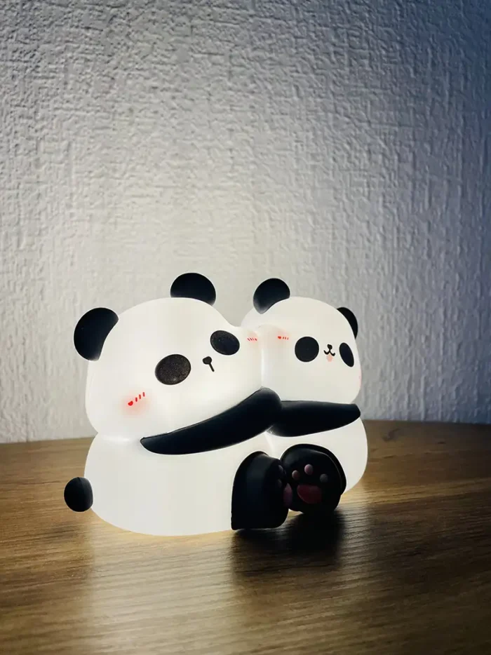 Qucaqlaşan panda silikon lampa – Şirin və isti gecə işığı! 🐼✨ Otağınıza mehriban bir atmosfer qatacaq bu panda qucaqlaşan silikon gecə lampası həm dekorativ, həm də funksional bir aksesuardır. Yumşaq silikon materialı və göz yormayan LED işığı ilə uşaqlar və böyüklər üçün ideal seçimdir. 💡 Məhsul xüsusiyyətləri: ✅ Material: Ekoloji cəhətdən təmiz, yumşaq və qeyri-toksik silikon ✅ Dizayn: Sevimli qucaqlaşan panda forması – rahatlıq və istilik hissi bəxş edir! 🐼 ✅ İşıqlandırma: Gözləri yormayan LED işıq – sakit və isti atmosfer yaradır ✅ İdarəetmə: Sensor texnologiyası ilə tək toxunuşla açılıb/sönür ✅ Şarj: USB kabel vasitəsilə enerji yığır, naqilsiz və uzun müddət istifadə edilə bilər ✅ Ölçü: 8 sm x 12 sm – kompakt və yüngül, istənilən məkanda rahat yerləşdirilə bilər 🌙 İstifadə üstünlükləri: ✨ Təhlükəsiz və rahatdır – yumşaq silikon material sayəsində uşaqlar üçün idealdır. ✨ Gözləri qıcıqlandırmayan LED işıq – rahat yatmaq üçün sakit işıqlandırma yaradır. ✨ Asan idarəetmə – sensor düyməsi ilə istifadəsi çox rahatdır. ✨ Portativ və naqilsiz dizayn – yataq otağı, uşaq otağı və ya səyahətlər üçün mükəmməldir. 🎁 Kimlər üçün idealdır? 🔹 Uşaqlar və körpələr üçün gecə lampası olaraq mükəmməldir. 🔹 Yumşaq işıq sevənlər üçün rahat bir gecə aksessuarıdır. 🔹 Şirin və faydalı hədiyyə axtaranlar üçün əla seçimdir! 🎀 Bu sevimli panda dizaynlı silikon lampanı indi sifariş edin və gecələrinizi daha rahat və mehriban edin!