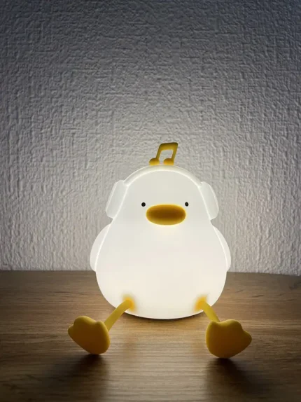 Qulaqlıq taxmış ördək dizaynlı silikon lampa – Rahat və şirin lampa! 🦆🎧✨ Uşaqların və böyüklərin otağına mehriban bir atmosfer bəxş edəcək bu qulaqlıq taxmış şirin ördək dizaynlı silikon gecə lampası, həm dekorativ, həm də funksional bir aksesuardır. 💛 Yumşaq silikon materialı və göz yormayan LED işığı sayəsində rahat bir işıqlandırma təklif edir. 💡 Məhsul xüsusiyyətləri: ✅ Material: Ekoloji cəhətdən təmiz, yumşaq və qeyri-toksik silikon ✅ Dizayn: Sevimli qulaqlıq taxmış ördək forması – musiqi və heyvansevərlər üçün mükəmməl seçim! 🦆🎶 ✅ İşıqlandırma: Göz yormayan, isti və yumşaq LED işıq ✅ İdarəetmə: Sensor toxunuş texnologiyası ilə tək hərəkətlə açılıb/sönür ✅ Şarj: USB kabel vasitəsilə enerji yığır, naqilsiz və uzun müddət istifadə edilə bilər ✅ Ölçü: 11 sm x 9 sm – kompakt və yüngül, istənilən məkanda istifadə üçün idealdır 🌙 İstifadə üstünlükləri: ✨ Uşaqlar üçün təhlükəsizdir – yumşaq silikon materialı sıxmaq və oynamaq üçün idealdır. ✨ Gözləri qıcıqlandırmayan işıq – gecə rahat yatmaq üçün sakit və isti işıqlandırma yaradır. ✨ Asan idarəetmə – üzərinə toxunduqca işıq rejimi zəif, orta, güclü olmaqla dəyişir. ✨ Portativ və naqilsiz dizayn – yataq otağı, uşaq otağı və ya səyahətlər üçün mükəmməldir. 🎁 Kimlər üçün idealdır? 🔸 Uşaqlar və körpələr üçün yuxu lampası olaraq mükəmməldir. 🔸 Musiqisevərlər və qulaqlıq həvəskarları üçün əyləncəli dekorativ aksesuardır. 🔸 Sevimli və unikal hədiyyə axtaranlar üçün əla seçimdir! 🎀 Bu qulaqlıq taxmış şirin ördək dizaynlı silikon lampanı indi sifariş edin və gecələrinizi daha rahat və xoş edin!