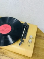 Taxta görünüşlü vinyl pikap