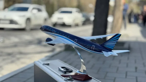 AZAL Təyyarə Maketi (Azerbaijan Airlines) 60 x 60 x 30 SM AZAL Təyyarə Maketi (Azerbaijan Airlines) 60 x 60 x 30 SM - Grido hədiyyə mağazası