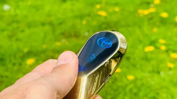 Toyota Dizayn Elektron Alışqan Qızılı (Gold) 601 – USB Şarjlı Açar Breloq, Küləyə Davamlı Elektrikli Lighter (Gold Metal) - Grido hədiyyə mağazası