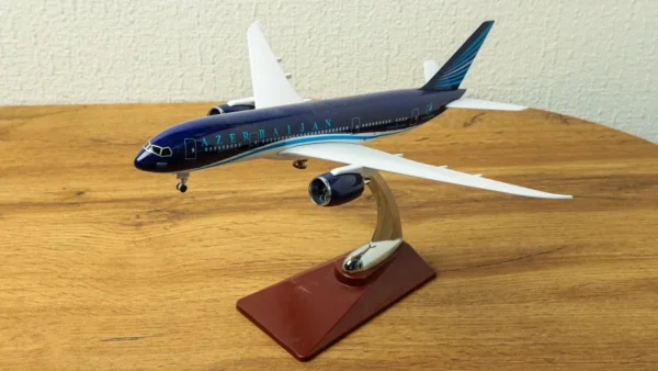AZAL Təyyarə Maketi (Azerbaijan Airlines) 29 x 29 Sm AZAL Təyyarə Maketi (Azerbaijan Airlines) 29 x 29 Sm - Grido hədiyyə mağazası