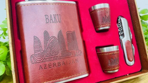 Baku Azərbaycan Premium Dərili Flaska Hədiyyə Dəsti Baku Azərbaycan Premium Dərili Flaska Hədiyyə Dəsti - Grido hədiyyə mağazası