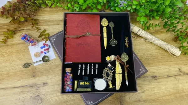 Harry Potter Qara Lələkli Bloknot Hədiyyə Dəsti Harry Potter Qara Lələkli Bloknot Hədiyyə Dəsti - Grido hədiyyə mağazası
