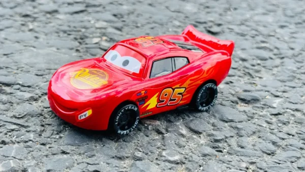 McQueen Dəmir Maşın 9 sm McQueen Dəmir Maşın 9 sm - Grido hədiyyə mağazası