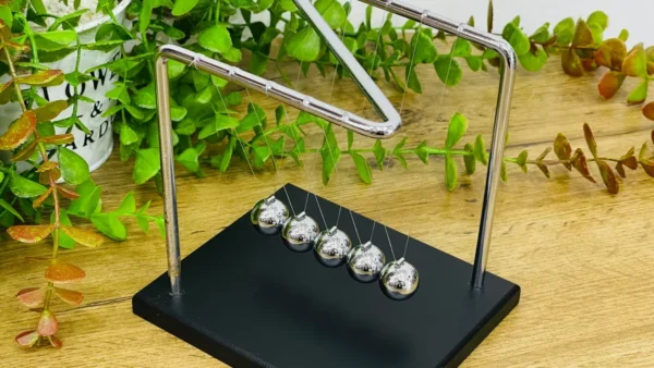 Nyuton Beşiyi– Metal 18 x 19 sm Nyuton Beşiyi– Metal 18 x 19 sm - Grido hədiyyə mağazası
