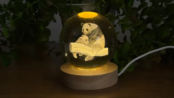 Panda Ana-Bala İşıqlı Kristal Kürə (Böyük 7.5 x 10 sm) Panda Ana-Bala İşıqlı Kristal Kürə (Böyük 7.5 x 10 sm) - Grido hədiyyə mağazası