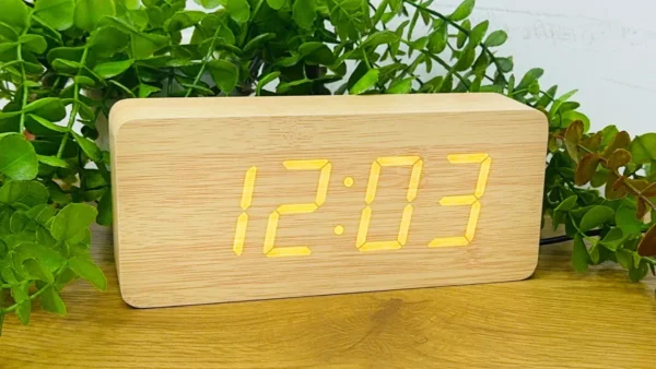 Sarı Taxta Görünüşlü LED Masaüstü Saat 21 Sm - Grido hədiyyə mağazası