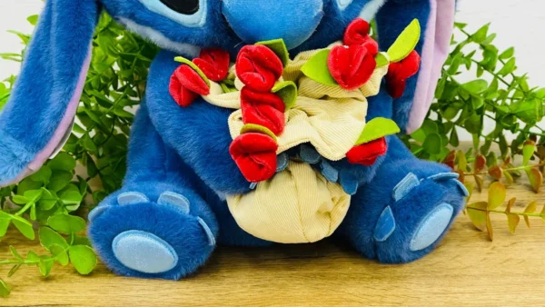 Stitch Oyuncağı Qucağında Güllərlə – 30 sm - Grido hədiyyə mağazası