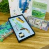 Van Gogh Hədiyyə Dəsti – Bloknot, Lələk Qələm və Ətir Dəsti Van Gogh Hədiyyə Dəsti – Bloknot, Lələk Qələm və Ətir Dəsti - Grido hədiyyə mağazası