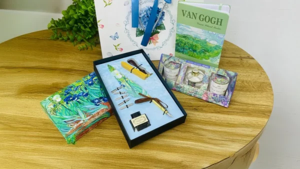 Van Gogh Hədiyyə Dəsti – Bloknot, Lələk Qələm və Ətir Dəsti Van Gogh Hədiyyə Dəsti – Bloknot, Lələk Qələm və Ətir Dəsti - Grido hədiyyə mağazası