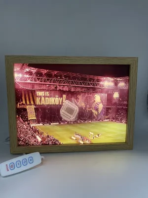 Fenerbahçe futbol klubu dizaynlı böyük 4D çərçivə lampa – Fenerbahçe azarkeşinə fərqli hədiyyə! ✨ Özəlliklər: Ölçü: 22 sm x 16 sm – böyük və göz oxşayan ölçü. Rəng: Fenerbahçenin canlı və enerjili rəngləri ilə, hər məkanda fərqlənəcək dizayn. Dizayn: Fenerbahçe klubu ilə əlaqəli 4D effektli çərçivə – komanda ruhunu və sevgisini hiss etdirən unikal bir dekor. Material: Yüksək keyfiyyətli və uzunömürlü materiallardan hazırlanıb, həm şık, həm də davamlıdır. Niyə seçməlisiniz? Komanda Ruhunu Yansıdın: Fenerbahçe fanatları üçün əvəzsiz bir əlavə. Mükəmməl Bəzək: Otağınızda həm şıklıq, həm də enerjili bir atmosfer yaradır. Funksional və Şık: İşıqlandırma funksiyası ilə həm dekorativ, həm də praktiki istifadə üçün ideal. Hədiyyəlik: Fenerbahçe sevərləri üçün həm mənalı, həm də xüsusi bir hədiyyə. İstifadə sahələri: Ev dekoru: Fenerbahçe sevgisini hər an yaşamaq üçün evinizdə mükəmməl bir əlavə. Hədiyyə: Fenerbahçe sevən dostlarınıza, ailənizə və ya özünüzə əla bir hədiyyə. ✨ Fenerbahçe futbol klubu dizaynlı böyük 4D çərçivə lampa ilə sevginizi və komanda ruhunuzu hər yerdə yaşayın! ✨