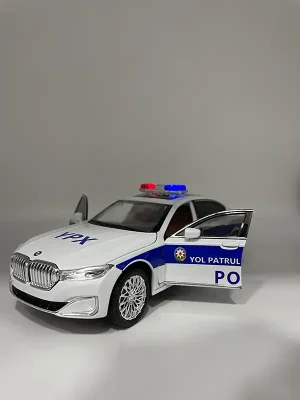 Böyük Polis Maşını – 21 sm-lik Realistik Oyuncaq! 🚓 Bu böyük polis maşını həm uşaqların, həm də kolleksiyaçıların diqqətini çəkəcək realistik və estetik dizayna malikdir. Ev dekorasiyası, oyun və hədiyyə üçün mükəmməl seçimdir. Xüsusiyyətlər: Ölçü: 21 sm – kifayət qədər böyük və ətraflı işlənmiş dizayn. Rəng: Ağ – polis avtomobilinin klassik rəngləri ilə gerçəkliyə yaxın görünüş. Material: Davamlı və yüksək keyfiyyətli materiallardan hazırlanıb, uzunömürlüdür. Üstünlükləri: Realistik Dizayn: Polis avtomobilinin detalları gerçək görünüş yaradır. Uşaqlar üçün Eğləncəli: Həm oyun üçün əyləncəli, həm də polis peşəsinə maraq oyandırır. Hədiyyəlik: Uşaqlar və ya avtomobil modelləri kolleksiyaçıları üçün ideal hədiyyədir. Dekorativ Məqsəd: Otaq və ya iş masası üçün maraqlı dekor elementi ola bilər. Niyə bu modeli seçməlisiniz? Polis maşını sevən uşaqlar və avtomobil kolleksiyaçıları üçün unikal oyuncaq və ya dekorativ məhsul. İstənilən yaş qrupundan olan insanlar üçün maraqlı bir aksesuardır. ✨ Polis macəralarını evinizə gətirin! ✨