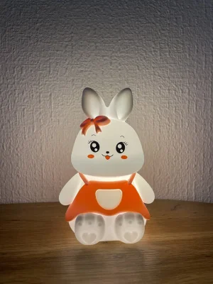 Bantikli dovşan dizaynlı silikon lampa – şirin və rahat gecə işığı! 🐰🎀✨ Uşaqların və böyüklərin otağına mehriban və xoş bir atmosfer bəxş edəcək bu bantikli dovşan dizaynlı silikon gecə lampası həm dekorativ, həm də funksional bir aksesuardır. 🤍 Yumşaq silikon materialı və göz yormayan LED işığı ilə istənilən məkan üçün mükəmməl seçimdir. 💡 Məhsul xüsusiyyətləri: ✅ Material: Ekoloji cəhətdən təmiz, yumşaq və qeyri-toksik silikon ✅ Dizayn: Zərif bantik taxmış sevimli dovşan forması – uşaqların və dekorasiyada incə detallar sevənlərin rəğbətini qazanacaq! 🐰🎀 ✅ İşıqlandırma: Göz yormayan, isti və yumşaq LED işıq ✅ İdarəetmə: Sensor toxunuş texnologiyası ilə tək hərəkətlə açılıb/sönür ✅ Şarj: USB kabel vasitəsilə enerji yığır, naqilsiz və uzun müddət istifadə edilə bilər ✅ Ölçü: 16 sm x 8 sm – kompakt və yüngül, istənilən məkanda istifadə üçün idealdır 🌙 İstifadə üstünlükləri: ✨ Uşaqlar üçün təhlükəsizdir – yumşaq silikon materialı sıxmaq və oynamaq üçün idealdır. ✨ Gözləri qıcıqlandırmayan işıq – gecə rahat yatmaq üçün sakit və isti işıqlandırma yaradır. ✨ Asan idarəetmə – sensor düyməsi ilə tək toxunuşla aktivləşir. ✨ Portativ və naqilsiz dizayn – yataq otağı, uşaq otağı və ya səyahətlər üçün mükəmməldir. 🎁 Kimlər üçün idealdır? 🔸 Uşaqlar və körpələr üçün yuxu lampası olaraq mükəmməldir. 🔸 Dovşan sevənlər və dekorasiyasında sevimli detallara üstünlük verənlər üçün ideal seçimdir. 🔸 Sevimli və funksional hədiyyə axtaranlar üçün əla seçimdir! 🎀 Bu bantikli dovşan dizaynlı silikon lampanı indi sifariş edin və gecələrinizi daha rahat və sevimli edin! 🐰🎀✨