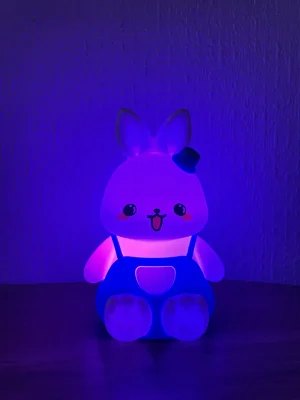 Mavi şapkalı dovşan dizaynlı silikon lampa – şirin və rahat gecə işığı! 🐰🎩✨ Bu şirin mavi şapkalı dovşan dizaynlı silikon gecə lampası otağınıza mehriban və isti bir atmosfer qatacaq. 🤍 Yumşaq silikon materialı, göz yormayan LED işığı və rahat istifadəsi ilə həm uşaqlar, həm də böyüklər üçün ideal seçimdir. 💡 Məhsul xüsusiyyətləri: ✅ Material: Ekoloji cəhətdən təmiz, yumşaq və qeyri-toksik silikon ✅ Dizayn: Mavi şapkalı sevimli dovşan forması – uşaqlar və dekorasiyada şirin detallar sevənlər üçün mükəmməl seçim! 🐰🎩 ✅ İşıqlandırma: Göz yormayan, isti və yumşaq LED işıq ✅ İdarəetmə: Sensor toxunuş texnologiyası ilə tək hərəkətlə açılıb/sönür ✅ Şarj: USB kabel vasitəsilə enerji yığır, naqilsiz və uzun müddət istifadə edilə bilər ✅ Ölçü: 16 sm x 8 sm – kompakt və yüngül, istənilən məkanda istifadə üçün idealdır 🌙 İstifadə üstünlükləri: ✨ Uşaqlar üçün təhlükəsizdir – yumşaq silikon materialı sıxmaq və oynamaq üçün idealdır. ✨ Gözləri qıcıqlandırmayan işıq – gecə rahat yatmaq üçün sakit və isti işıqlandırma yaradır. ✨ Asan idarəetmə – sensor düyməsi ilə tək toxunuşla aktivləşir. ✨ Portativ və naqilsiz dizayn – yataq otağı, uşaq otağı və ya səyahətlər üçün mükəmməldir. 🎁 Kimlər üçün idealdır? 🔸 Uşaqlar və körpələr üçün yuxu lampası olaraq mükəmməldir. 🔸 Dovşan sevənlər və dekorasiyada unikal aksesuarlara üstünlük verənlər üçün ideal seçimdir. 🔸 Sevimli və funksional hədiyyə axtaranlar üçün əla seçimdir! 🎀 Bu mavi şapkalı dovşan dizaynlı silikon lampanı indi sifariş edin və gecələrinizi daha rahat və sevimli edin!