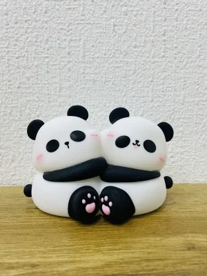 Qucaqlaşan panda silikon lampa – Şirin və isti gecə işığı! 🐼✨ Otağınıza mehriban bir atmosfer qatacaq bu panda qucaqlaşan silikon gecə lampası həm dekorativ, həm də funksional bir aksesuardır. Yumşaq silikon materialı və göz yormayan LED işığı ilə uşaqlar və böyüklər üçün ideal seçimdir. 💡 Məhsul xüsusiyyətləri: ✅ Material: Ekoloji cəhətdən təmiz, yumşaq və qeyri-toksik silikon ✅ Dizayn: Sevimli qucaqlaşan panda forması – rahatlıq və istilik hissi bəxş edir! 🐼 ✅ İşıqlandırma: Gözləri yormayan LED işıq – sakit və isti atmosfer yaradır ✅ İdarəetmə: Sensor texnologiyası ilə tək toxunuşla açılıb/sönür ✅ Şarj: USB kabel vasitəsilə enerji yığır, naqilsiz və uzun müddət istifadə edilə bilər ✅ Ölçü: 8 sm x 12 sm – kompakt və yüngül, istənilən məkanda rahat yerləşdirilə bilər 🌙 İstifadə üstünlükləri: ✨ Təhlükəsiz və rahatdır – yumşaq silikon material sayəsində uşaqlar üçün idealdır. ✨ Gözləri qıcıqlandırmayan LED işıq – rahat yatmaq üçün sakit işıqlandırma yaradır. ✨ Asan idarəetmə – sensor düyməsi ilə istifadəsi çox rahatdır. ✨ Portativ və naqilsiz dizayn – yataq otağı, uşaq otağı və ya səyahətlər üçün mükəmməldir. 🎁 Kimlər üçün idealdır? 🔹 Uşaqlar və körpələr üçün gecə lampası olaraq mükəmməldir. 🔹 Yumşaq işıq sevənlər üçün rahat bir gecə aksessuarıdır. 🔹 Şirin və faydalı hədiyyə axtaranlar üçün əla seçimdir! 🎀 Bu sevimli panda dizaynlı silikon lampanı indi sifariş edin və gecələrinizi daha rahat və mehriban edin!