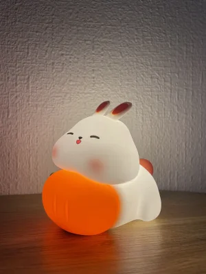 Şirin köklü dovşan dizaynlı silikon lampa – yumşaq və rahat gecə işığı! 🐰🥕✨ Uşaqların və böyüklərin otağına mehriban bir atmosfer bəxş edəcək bu köklü dovşan dizaynlı silikon gecə lampası həm dekorativ, həm də funksional bir aksesuardır. 🤍 Yumşaq silikon materialı və göz yormayan LED işığı sayəsində rahat bir işıqlandırma təklif edir. 💡 Məhsul xüsusiyyətləri: ✅ Material: Ekoloji cəhətdən təmiz, yumşaq və qeyri-toksik silikon ✅ Dizayn: Sevimli köklü dovşan forması – uşaqların və heyvansevərlərin rəğbətini qazanacaq! 🥕🐰 ✅ İşıqlandırma: Göz yormayan, isti və yumşaq LED işıq ✅ İdarəetmə: Sensor toxunuş texnologiyası ilə tək hərəkətlə açılıb/sönür ✅ Şarj: USB kabel vasitəsilə enerji yığır, enerji yığdıqdan sonra naqilsiz uzun müddət istifadə edilə bilər ✅ Ölçü: 11 sm x 12 sm – kompakt və yüngül, istənilən məkanda istifadə üçün idealdır 🌙 İstifadə üstünlükləri: ✨ Uşaqlar üçün təhlükəsizdir – yumşaq silikon materialı sıxmaq və oynamaq üçün idealdır. ✨ Gözləri qıcıqlandırmayan işıq – gecə rahat yatmaq üçün sakit və isti işıqlandırma yaradır. ✨ Asan idarəetmə – sensor düyməsi ilə tək toxunuşla aktivləşir. ✨ Portativ və naqilsiz dizayn – yataq otağı, uşaq otağı və ya səyahətlər üçün mükəmməldir. 🎁 Kimlər üçün idealdır? 🔸 Uşaqlar və körpələr üçün yuxu lampası olaraq mükəmməldir. 🔸 Gecələr yumşaq işıqdan istifadə etməyi sevənlər üçün ideal seçimdir. 🔸 Sevimli və unikal hədiyyə axtaranlar üçün əla seçimdir! 🎀 Bu şirin köklü dovşan dizaynlı silikon lampanı indi sifariş edin və gecələrinizi daha rahat və xoş edin! 🐰🥕✨